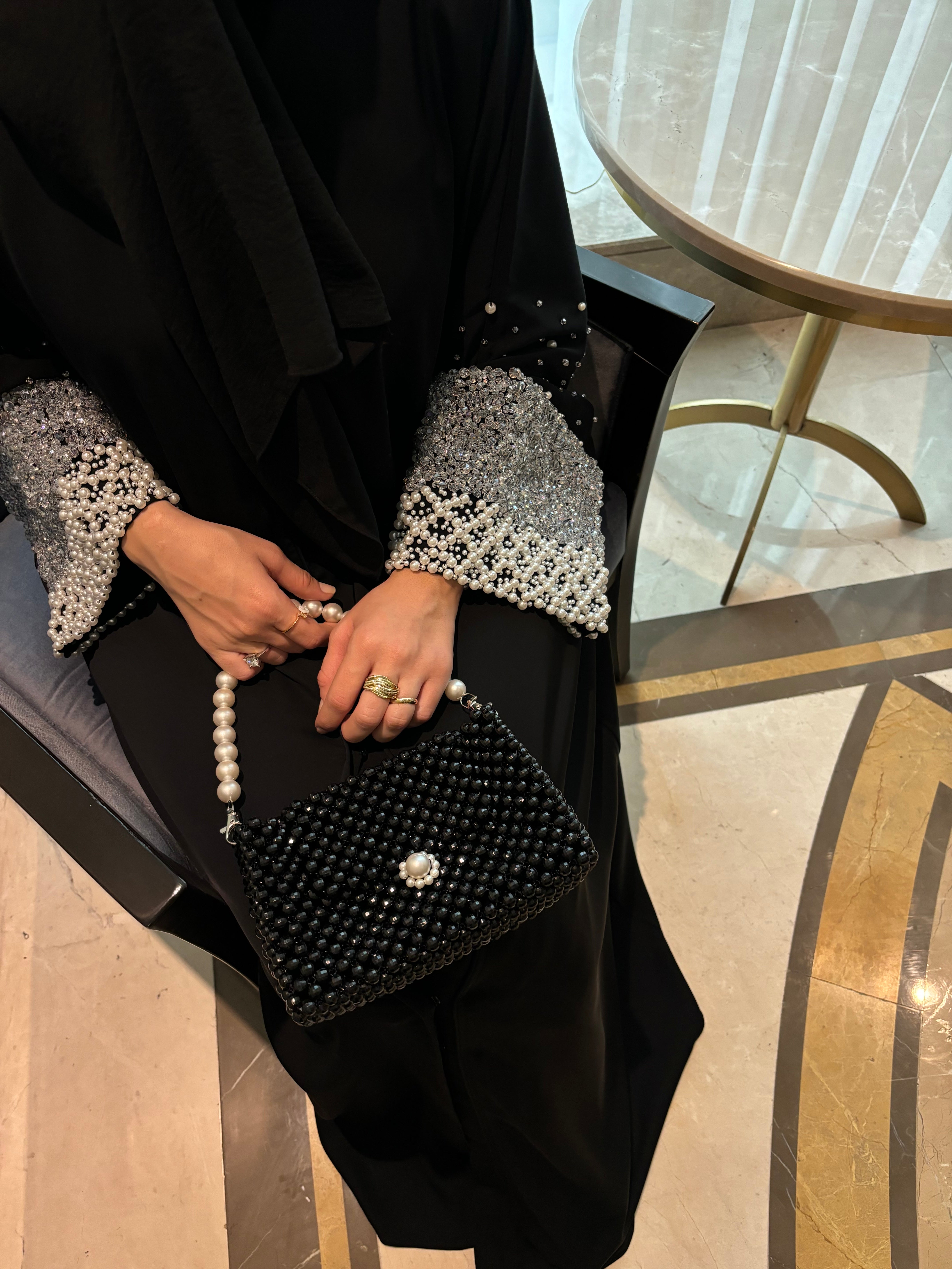 Aksesuarlarla Abaya Şıklığı: Çanta, Kemer ve Takı Seçimi